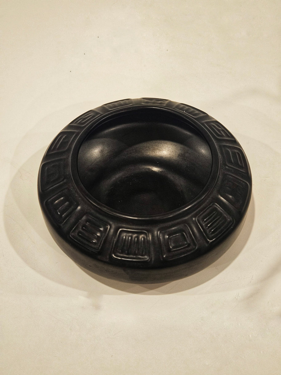 Round ikebana pottery vase arrangement