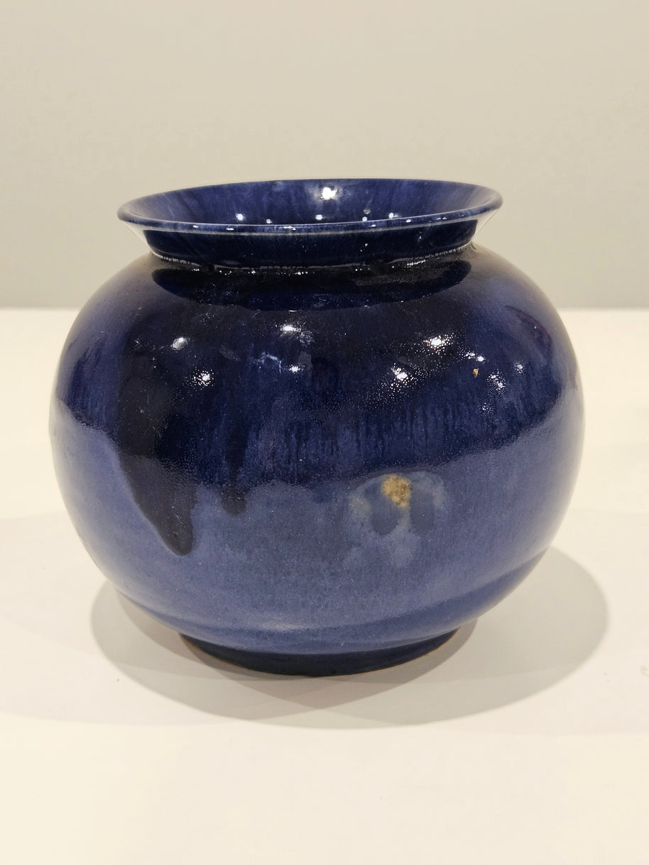 Round dark blue vase arrangement