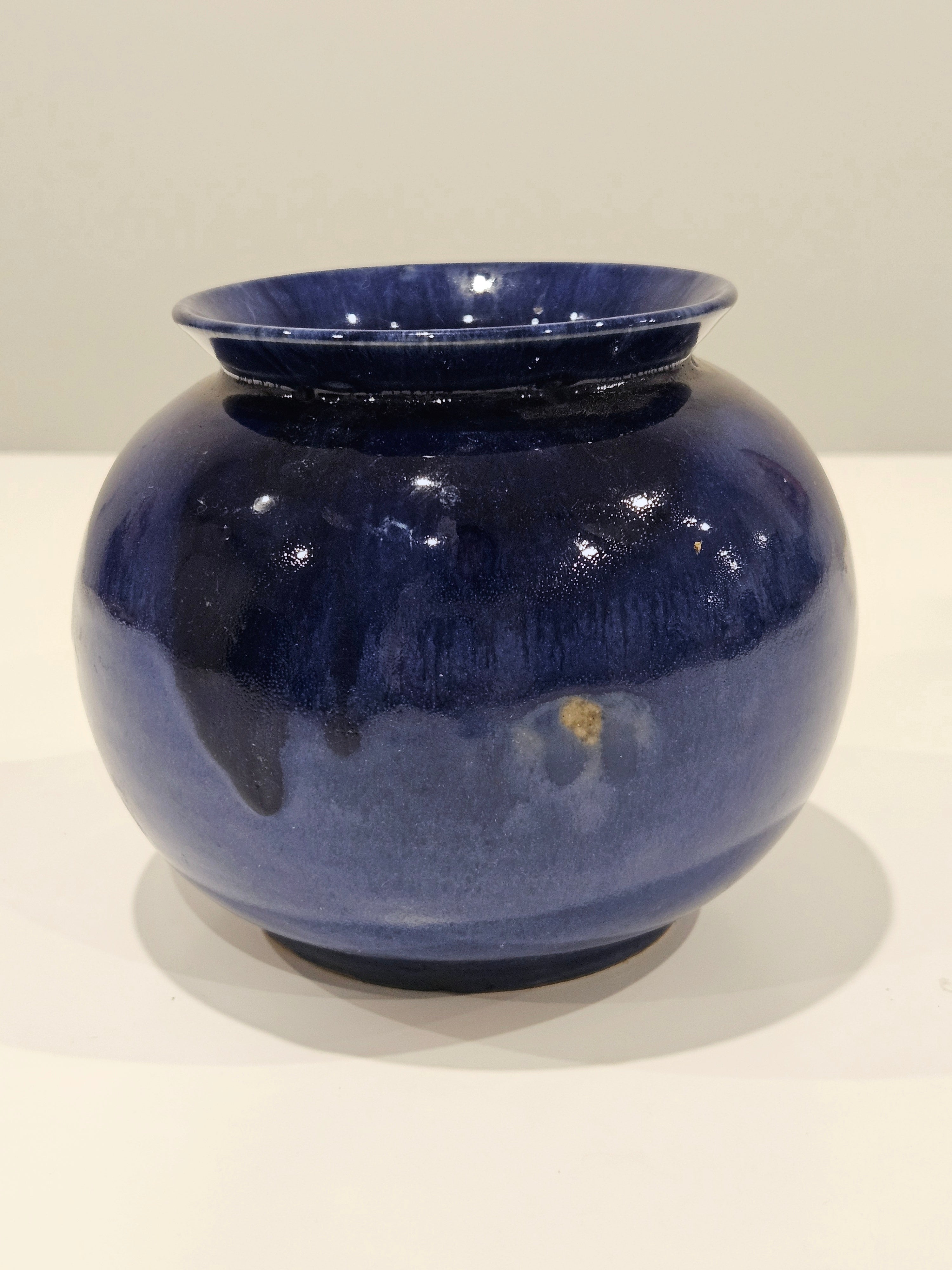 Round dark blue vase arrangement