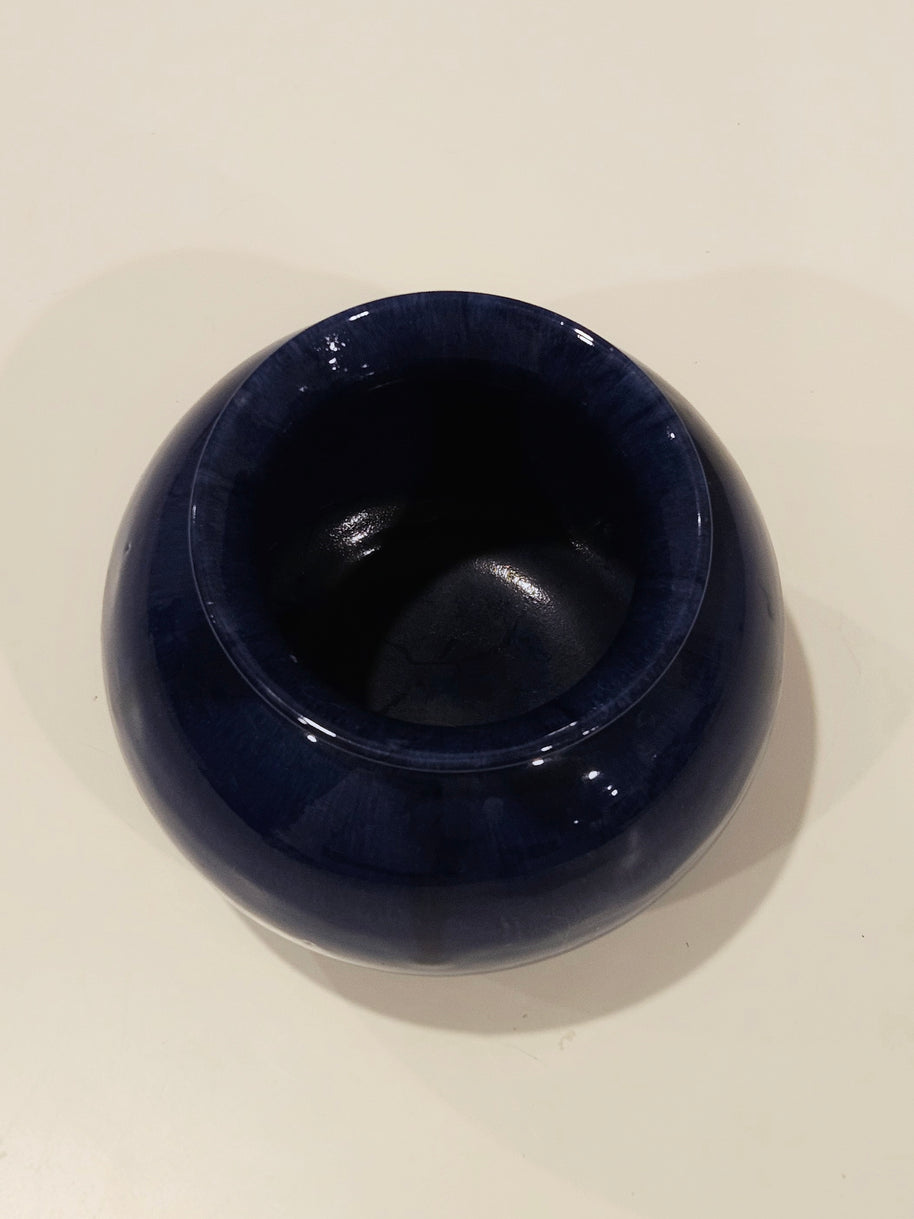 Round dark blue vase arrangement