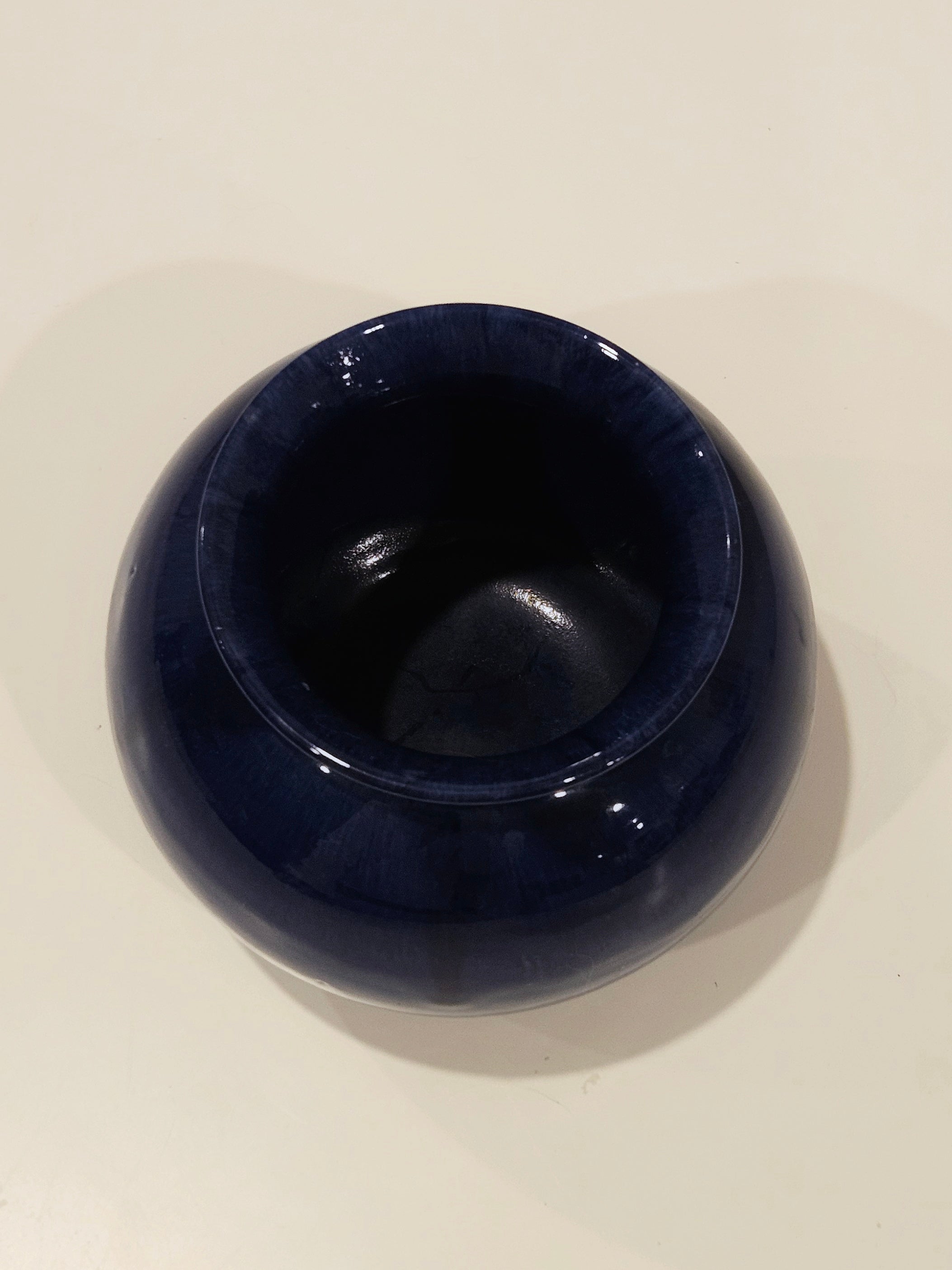 Round dark blue vase arrangement