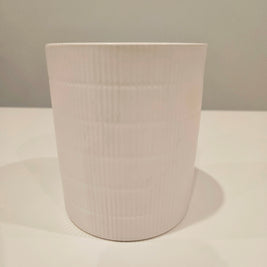 White patterned pot arrangement