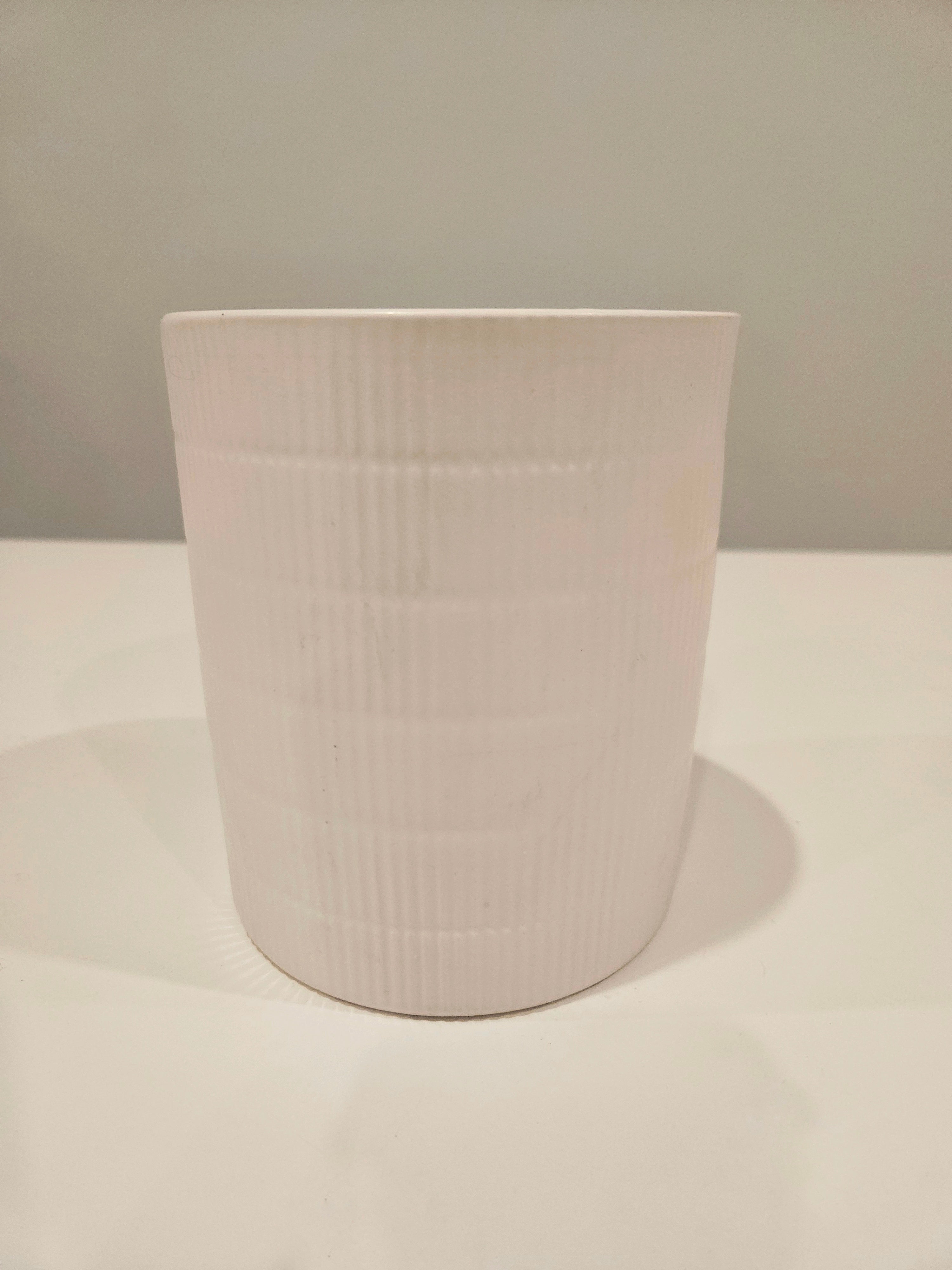 White patterned pot arrangement