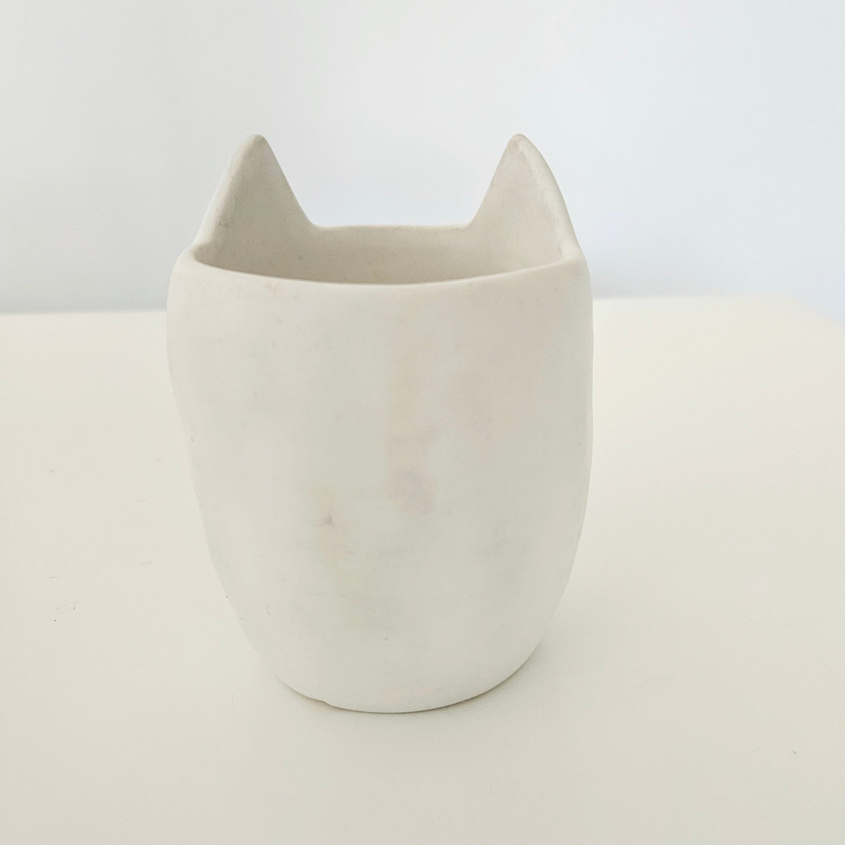 Back view of a pot shaped like a dog