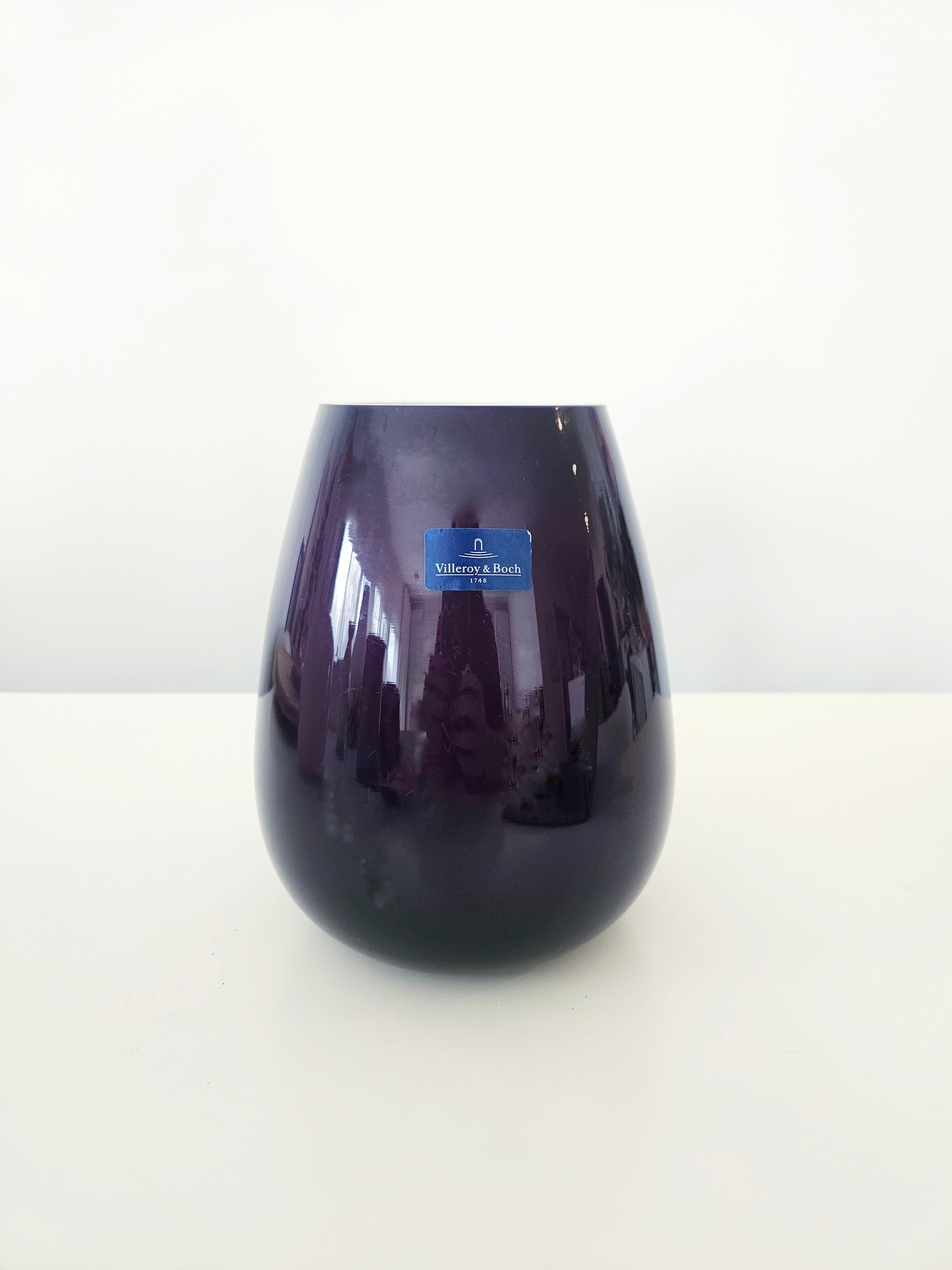 Deep purple Villeroy & Boch vase arrangement